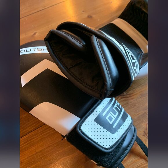 OUTSHOCK - Ergonomic Boxing Gloves - 120 Black & White - 10 oz - Picture 6 of 7